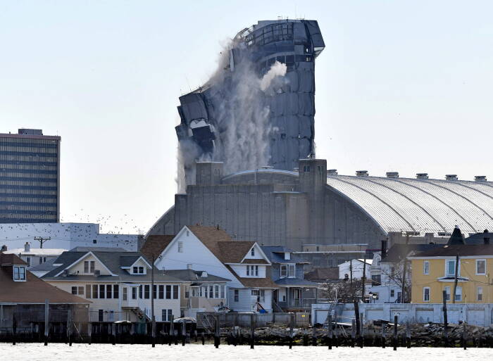 REUTERS/Adam Monacelli/Courier-Post Trump Plaza Casino runtuh setelah pembongkaran terkendali di Atlantic City