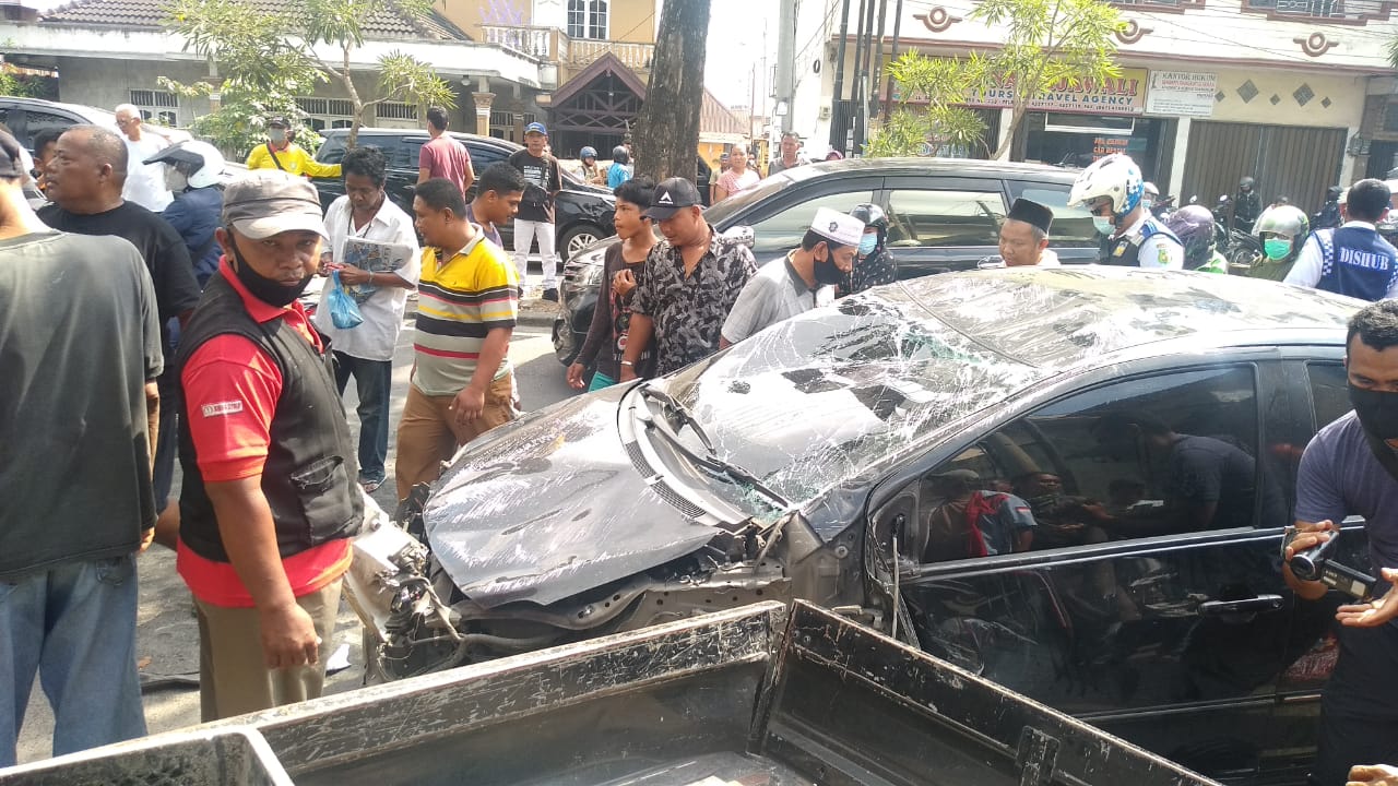 Mobil Vios kecelakaan di Jalan Brigjend Katamso, Kota Medan. / istimewa Mobil Vios kecelakaan di Jalan Brigjend Katamso, Kota Medan. / istimewa