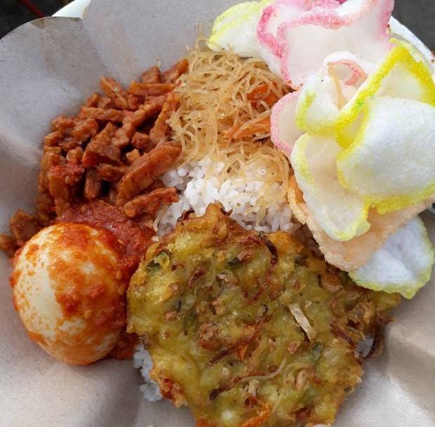 Nasi Rames, Lauk Mie dan Kentang Balado. (Photo/Instagram/@kulinersurabaya) Menu Makanan yang Membuat Badan Obesitas
