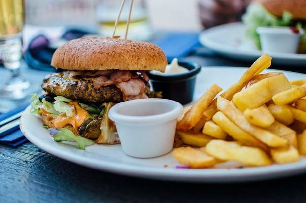 Burger dan French Fries. (Photo/pexels.com) Menu Makanan yang Membuat Badan Obesitas