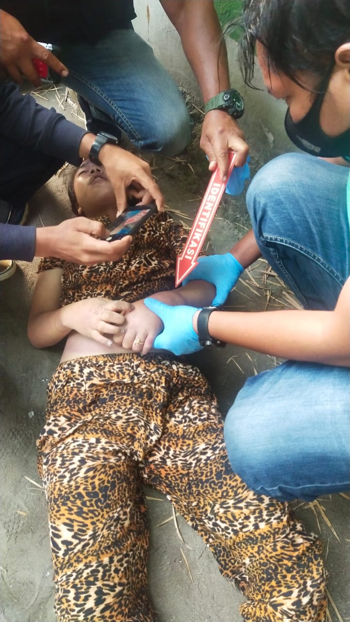 Sosok perempuan tak bernyawa terletak di pinggir Jalan Budi Kemasyarakatan Lingkungan 24 Kelurahan Pulobrayan Kota, Kota Medan. / Istimewa Sosok perempuan tak bernyawa terletak di pinggir Jalan Budi Kemasyarakatan Lingkungan 24 Kelurahan Pulobrayan Kota, Kota Medan. / Istimewa