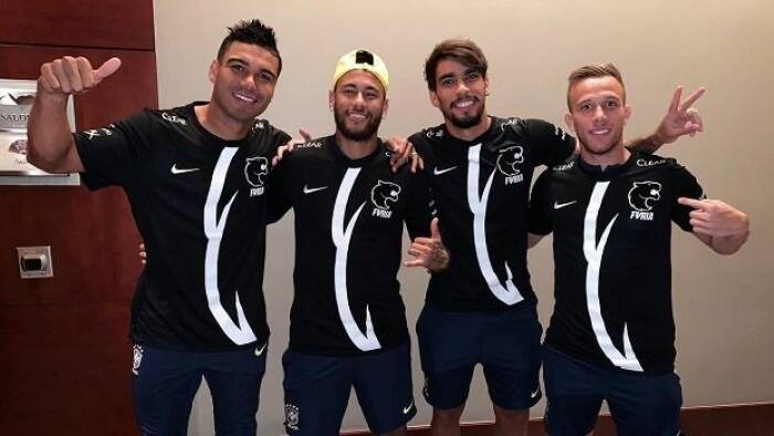 Pesepakbola Casemiro dan Neymar saat mengenakan jersey Furia (photo/FURIA Esports) Pesepakbola Casemiro dan Neymar saat mengenakan jersey Furia
