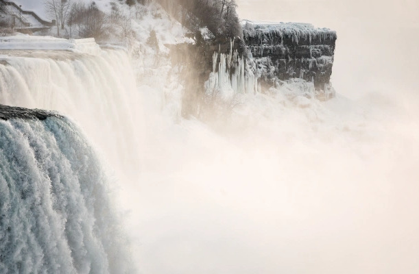 Air terjun niagara yang membeku (Lindsay DeDario) Air terjun niagara yang membeku