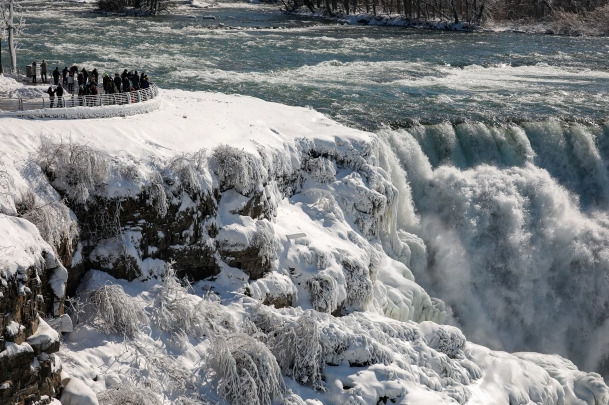 Air terjun niagara yang membeku (Lindsay DeDario) Air terjun niagara yang membeku