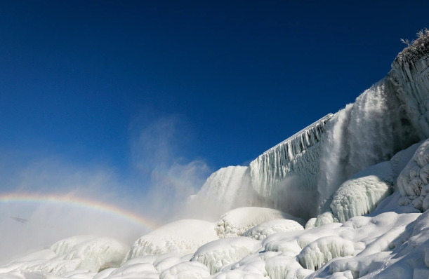 Air terjun niagara membeku (Lindsay DeDario) Air terjun niagara membeku