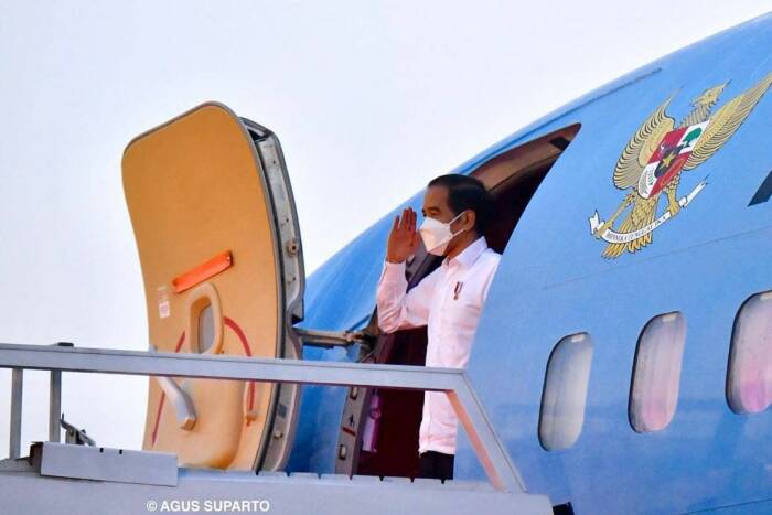 Presiden Jokowi saat terbang mau lakukan kunjungan ke NTT. (IG/Jokowi) Presiden Jokowi saat terbang mau lakukan kunjungan ke NTT. (IG/Jokowi)