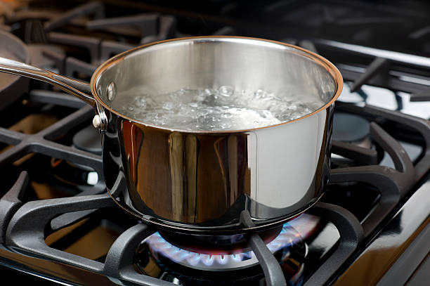 photo/istock/RyersonClark minum air putih hangat - badan pegal pegal