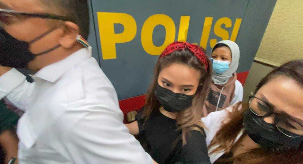 Artis Gabriella Larasati diperiksa polisi terkait video porno. (Foto: Dok Humas Polres Jakbar) Gabriella larasati, Video Porno, Polres jakarta barat