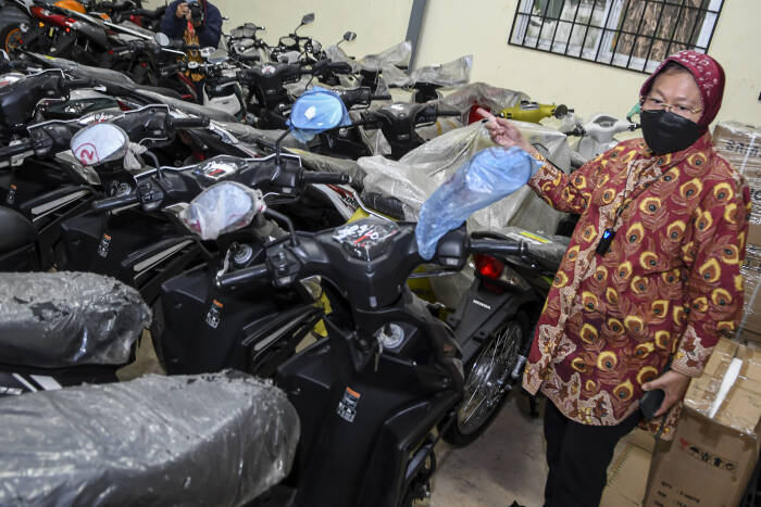 Menteri Sosial Tri Rismaharini mengamati sejumlah sepeda motor yang merupakan barang undian (ANTARA FOTO/M Risyal Hidayat) Menteri Sosial Tri Rismaharini mengamati sejumlah sepeda motor yang merupakan barang undian