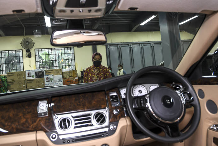 Menteri Sosial Tri Rismaharini mengamati mobil Rolls Royce Tipe Ghost yang merupakan barang undian (ANTARA FOTO/M Risyal Hidayat) Menteri Sosial Tri Rismaharini mengamati mobil Rolls Royce Tipe Ghost yang merupakan barang undian