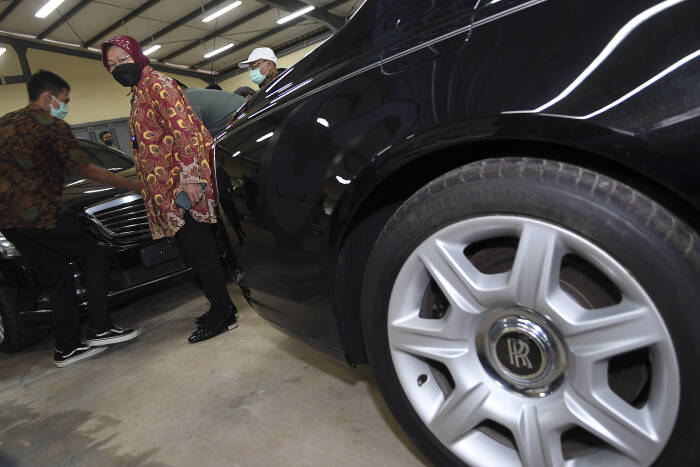 Menteri Sosial Tri Rismaharini mengamati mobil Rolls Royce Tipe Ghost yang merupakan barang undian (ANTARA FOTO/M Risyal Hidayat) Menteri Sosial Tri Rismaharini mengamati mobil Rolls Royce Tipe Ghost yang merupakan barang undian (ANTARA FOTO/M Risyal Hidayat)