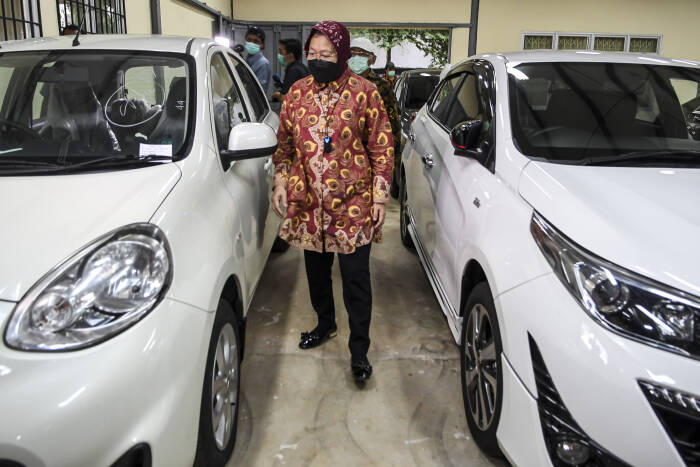 Menteri Sosial Tri Rismaharini mengamati sejumlah mobil yang merupakan barang undian (ANTARA FOTO/M Risyal Hidayat) Menteri Sosial Tri Rismaharini mengamati sejumlah mobil yang merupakan barang undian